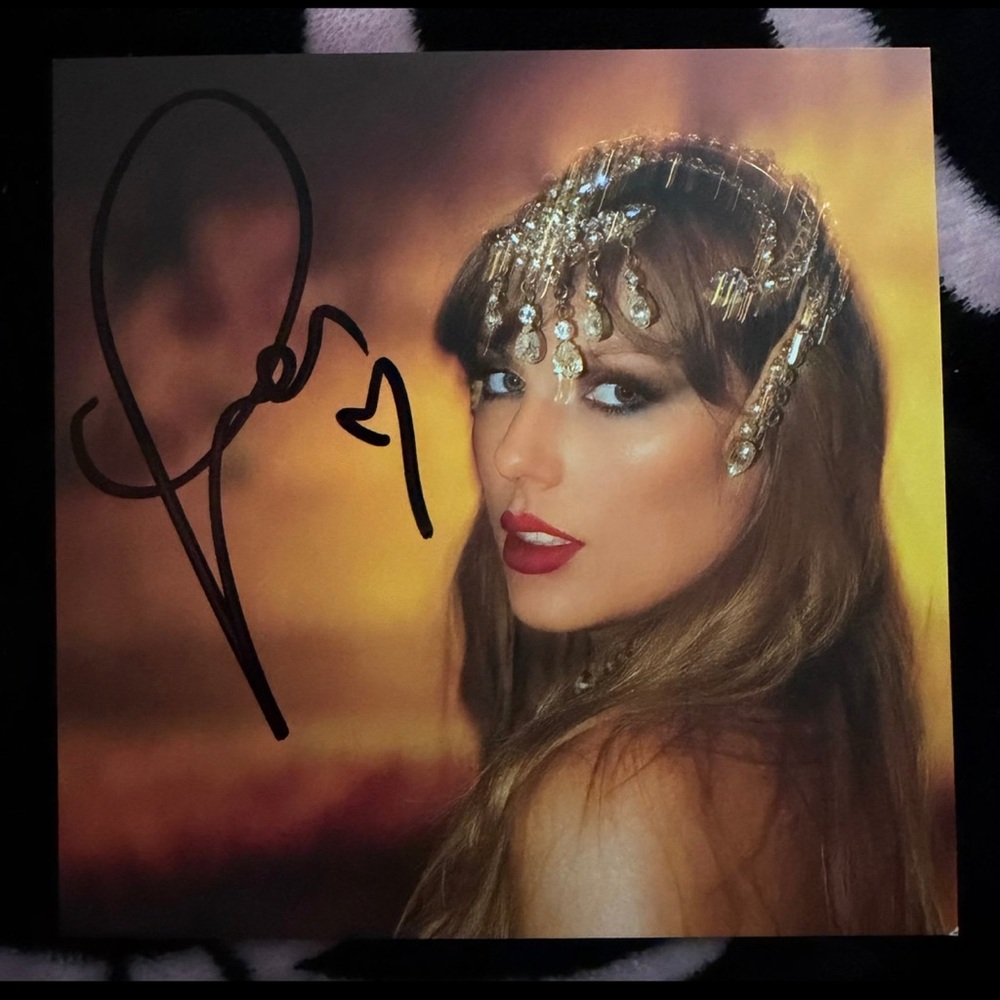 Taylor Swift – The Life of a Showgirl CD + Hand-Signed Photo